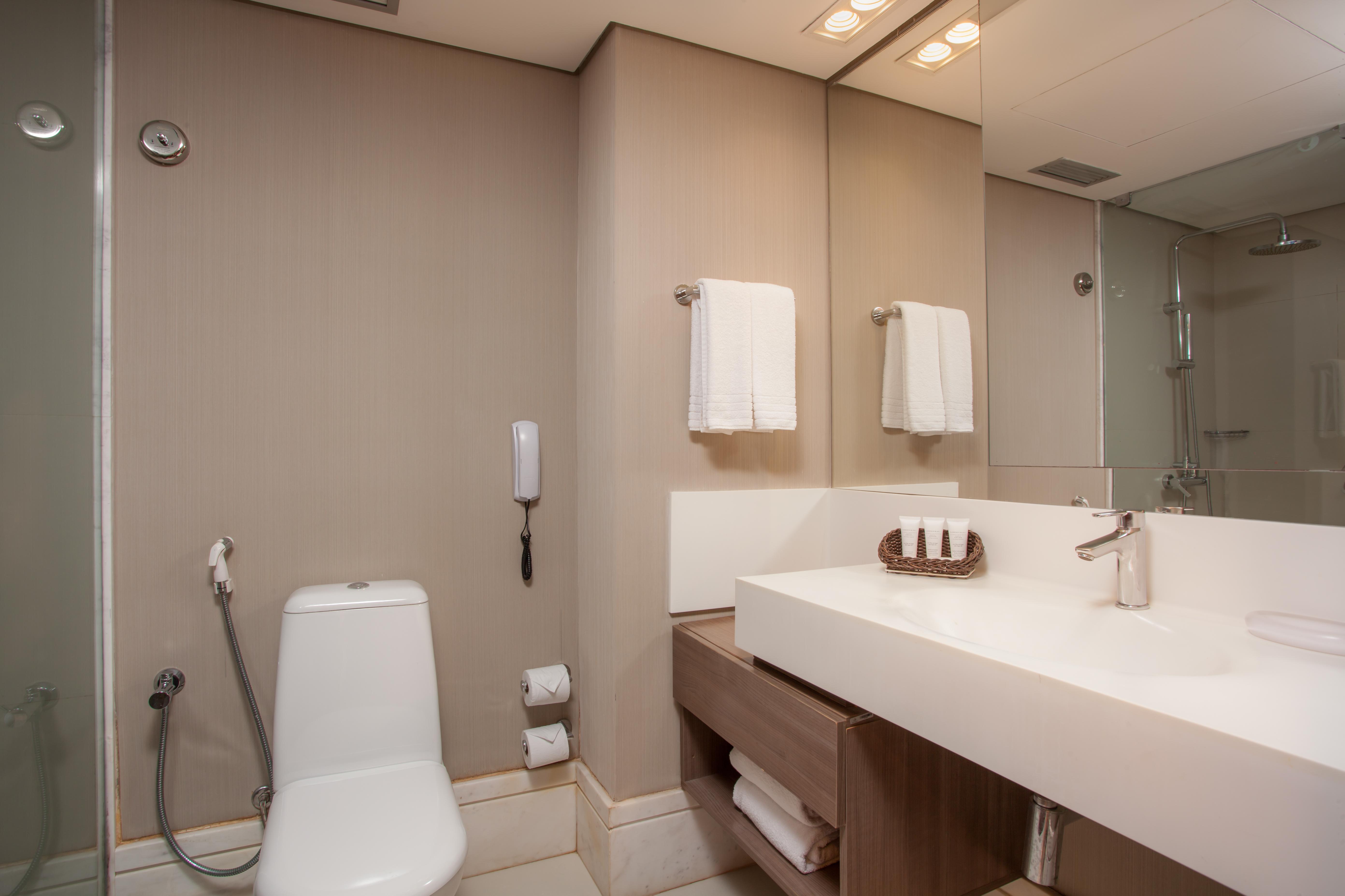 วิช โฮเต็ล ดา บาเอีย Hotel ซัลวาดอร์ ภายนอก รูปภาพ Bathroom with bidet and shower