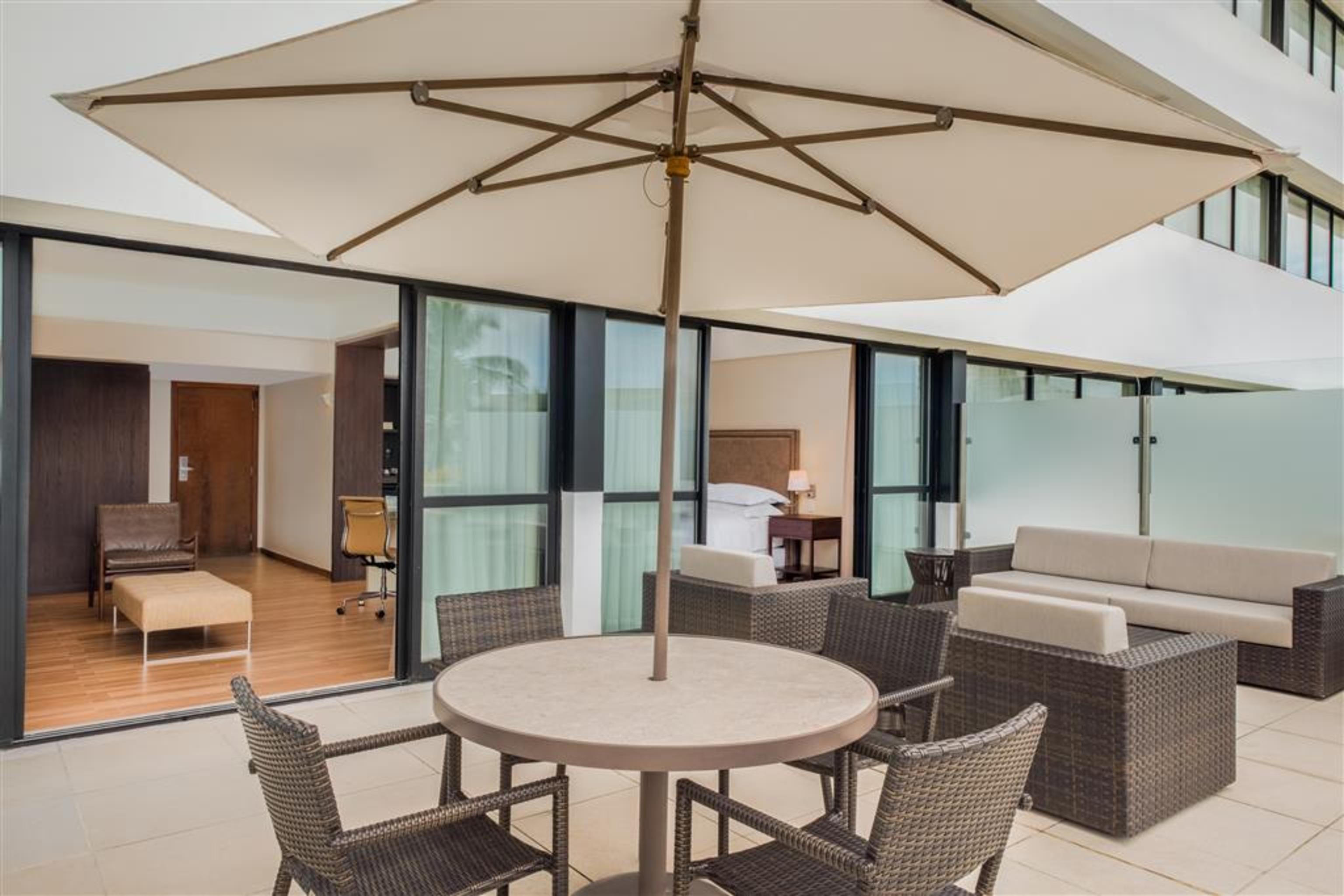 วิช โฮเต็ล ดา บาเอีย Hotel ซัลวาดอร์ ภายนอก รูปภาพ A patio at the hotel