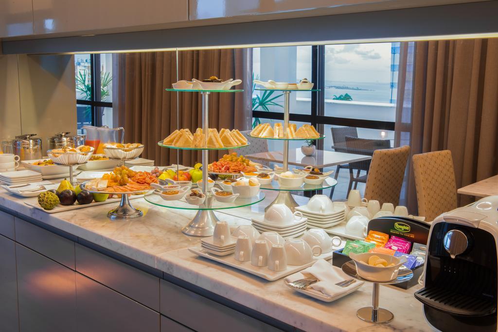 วิช โฮเต็ล ดา บาเอีย Hotel ซัลวาดอร์ ภายนอก รูปภาพ A buffet at a hotel